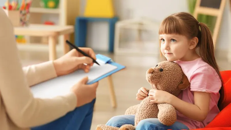 کم رویی کودکان؛ علت ها و راه حل های آن 4 مشاوره حرفهای برای درمان کمرویی کودکان