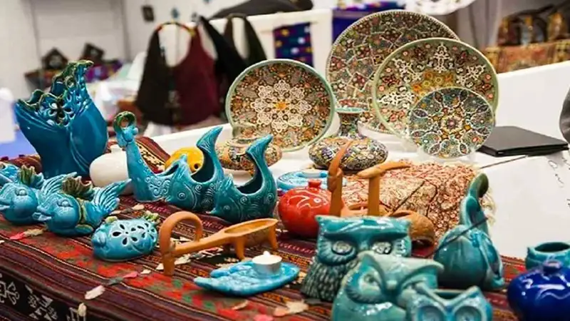 معرفی کامل سوغات کاشان؛ از گل محمدی تا فرش کاشان 11 کاشی و سفال بهترین سوغات کاشان
