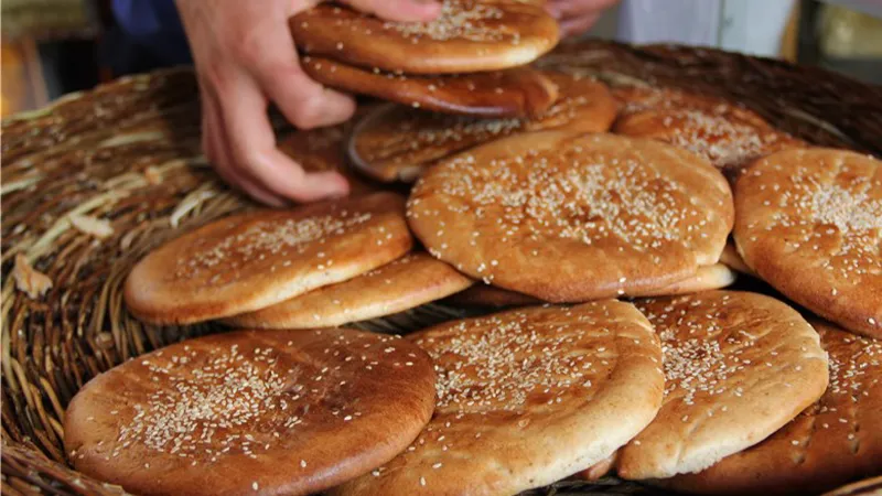 معرفی کامل سوغات کاشان؛ از گل محمدی تا فرش کاشان 2 نان عباسعلی سوغات کاشان