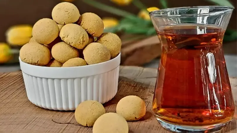 معرفی کامل سوغات کاشان؛ از گل محمدی تا فرش کاشان 6 حاجی بادام از بهترین سوغاتیهای کاشان