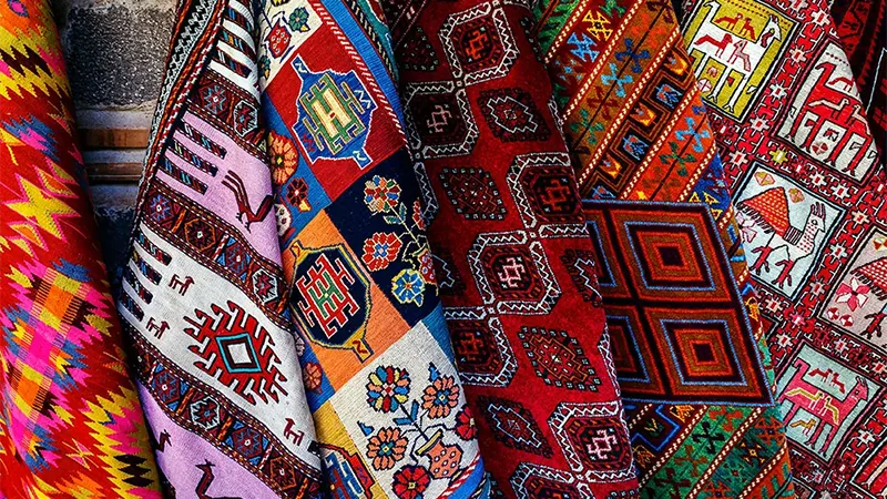 معرفی کامل سوغات کاشان؛ از گل محمدی تا فرش کاشان 9 گلیم از بهترین سوغات کاشان
