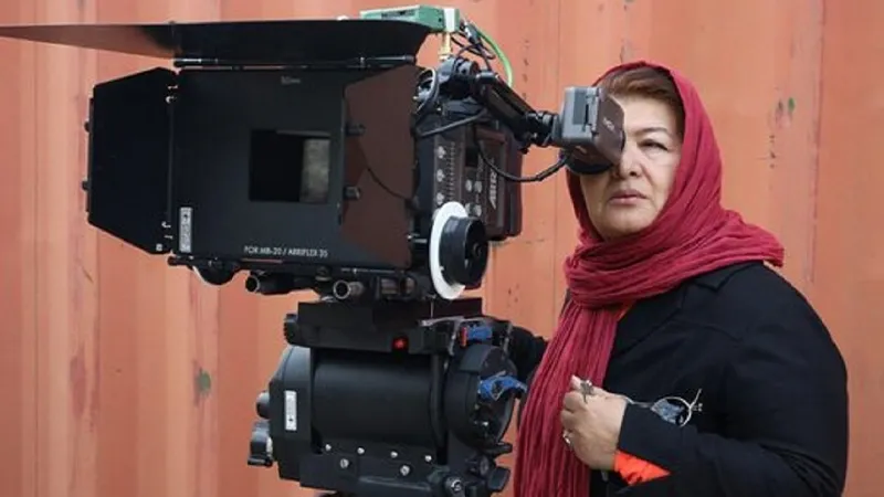 بهترین کارگردان های زن ایرانی 4 تصویر خانم پوران درخشنده، به عنوان بهترین کارگردان زن ایرانی