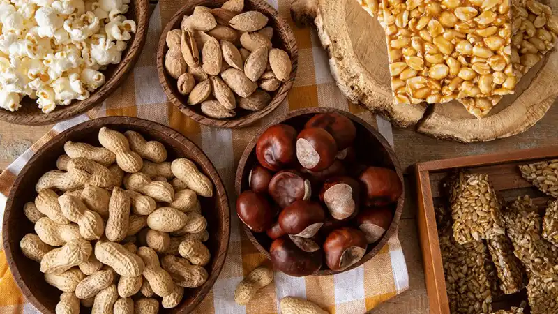 10 مواد غذایی مفید برای پوست و مو که تا الان نمیدانستید! 3 تاثیر آجیل بر سلامت پوست و مو