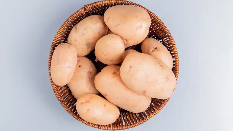 10 مواد غذایی مفید برای پوست و مو که تا الان نمیدانستید! 2 تاثیر سیب زمینی سرخ سلامت پوست و مو