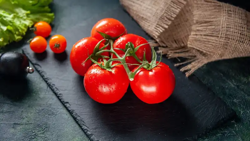 10 مواد غذایی مفید برای پوست و مو که تا الان نمیدانستید! 8 تاثیر گوجه فرنگی بر سلامت پوست و مو
