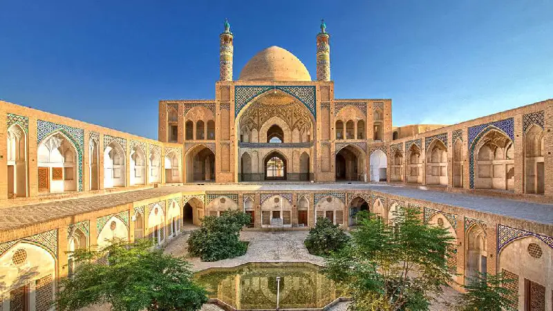 16 تا از بهترین جاهای دیدنی کاشان 13 مسجد و مدرسه آقا بزرگ کاشان
