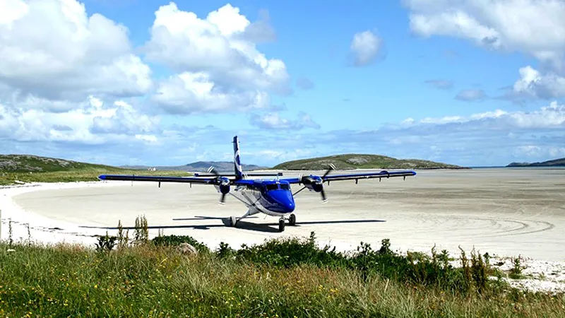 معرفی 10 تا از عجیب ترین فرودگاه های جهان 1 فرودگاه بارا، اسکاتلند Barra Airport Scotland
