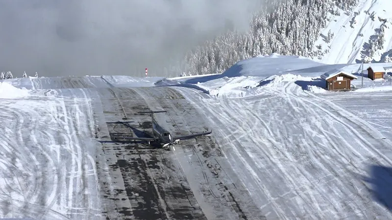 معرفی 10 تا از عجیب ترین فرودگاه های جهان 2 فرودگاه کورشول، فرانسه: Courchevel Airport France