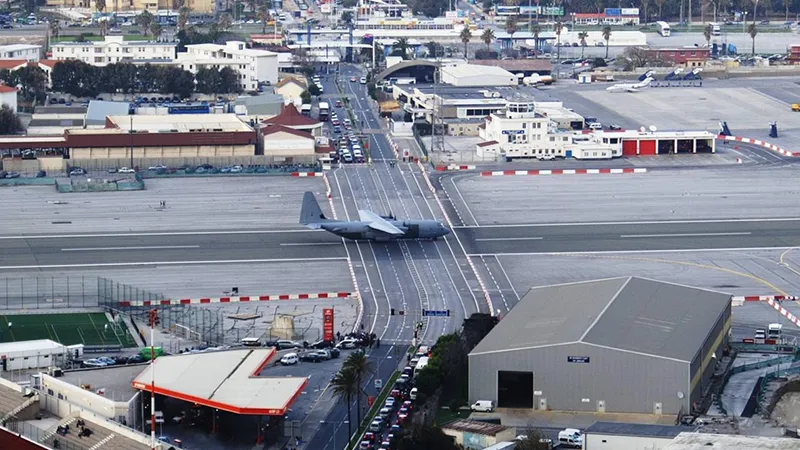 معرفی 10 تا از عجیب ترین فرودگاه های جهان 7 فرودگاه جبل الطارق: Gibraltar International Airport