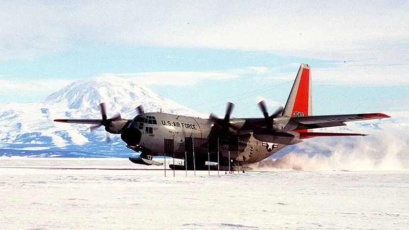معرفی 10 تا از عجیب ترین فرودگاه های جهان 3 فرودگاه مک موردو، قطب جنوب: McMurdo Station Airport Antarctica