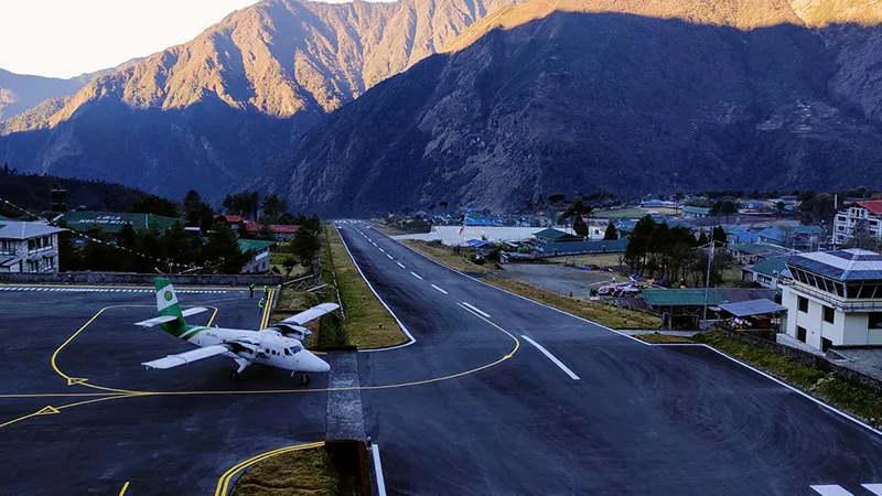 معرفی 10 تا از عجیب ترین فرودگاه های جهان 5 فرودگاه تنزینگ هیلاری، نپال: Tenzing Hillary Airport Nepal